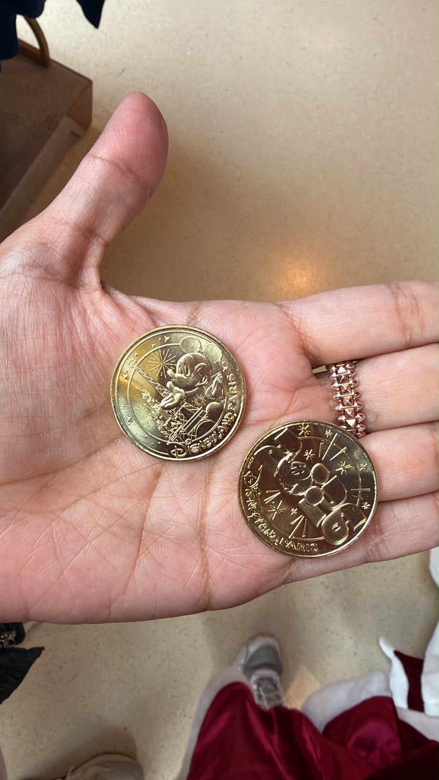 Moneda Disneyland Mickey con torre