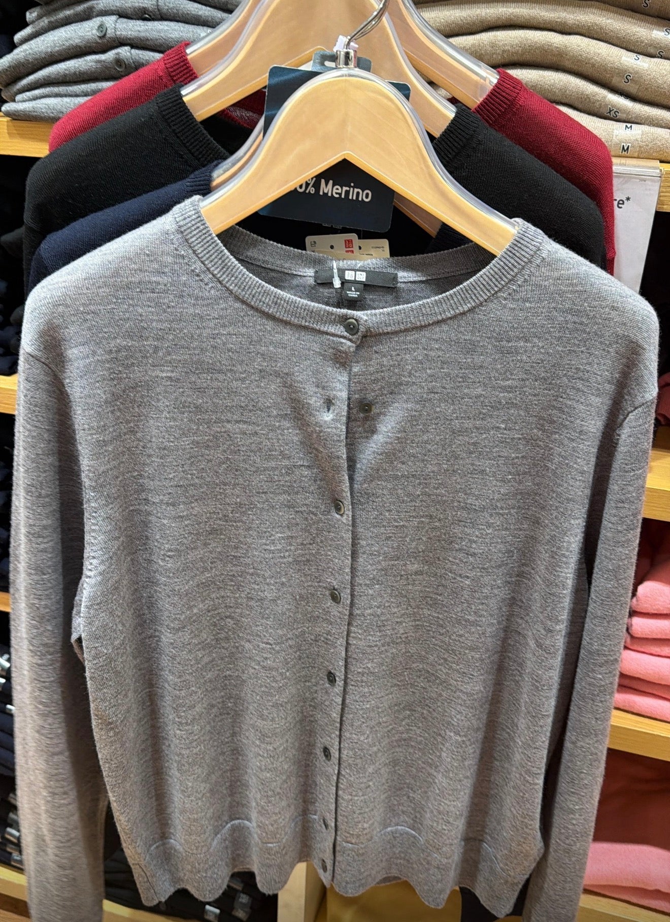 Suéter Uniqlo ligero con botenes Italia