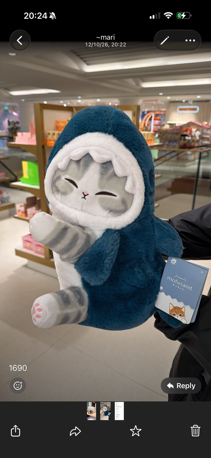 Peluche Mofusand de gatito con disfraz de tiburón azul