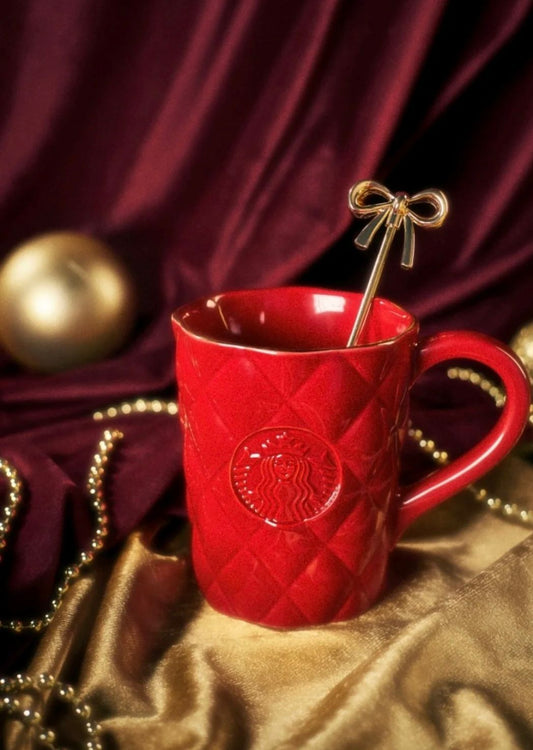 Taza de cermica roja a cuadros con agitador de lazo