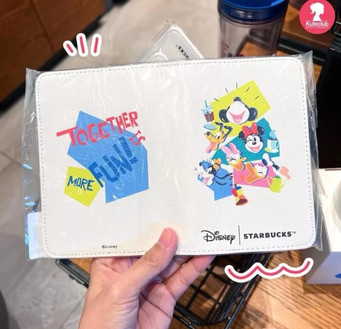 Starbucks Disney Portapasaporte Mickey Minnie Goofy 2024