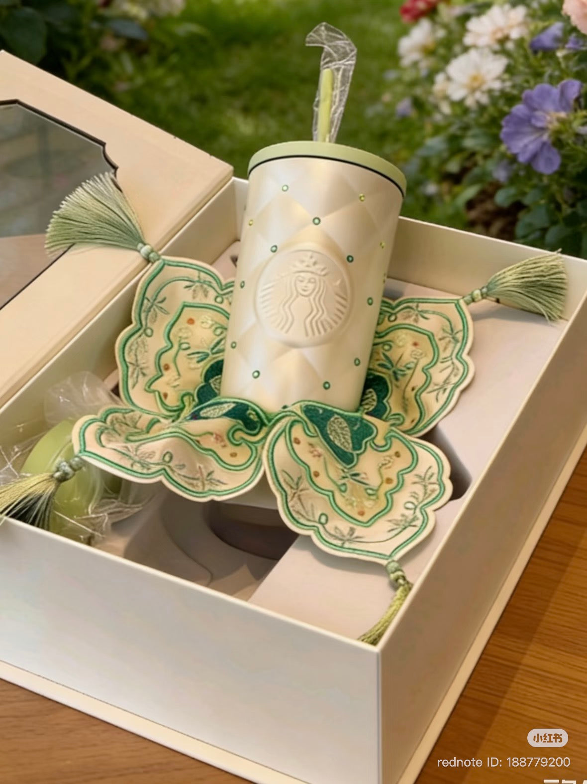 Starbucks 2026 China Spring Fresh Green White Diamond SS Tumbler with 2 Lids and Gift Box