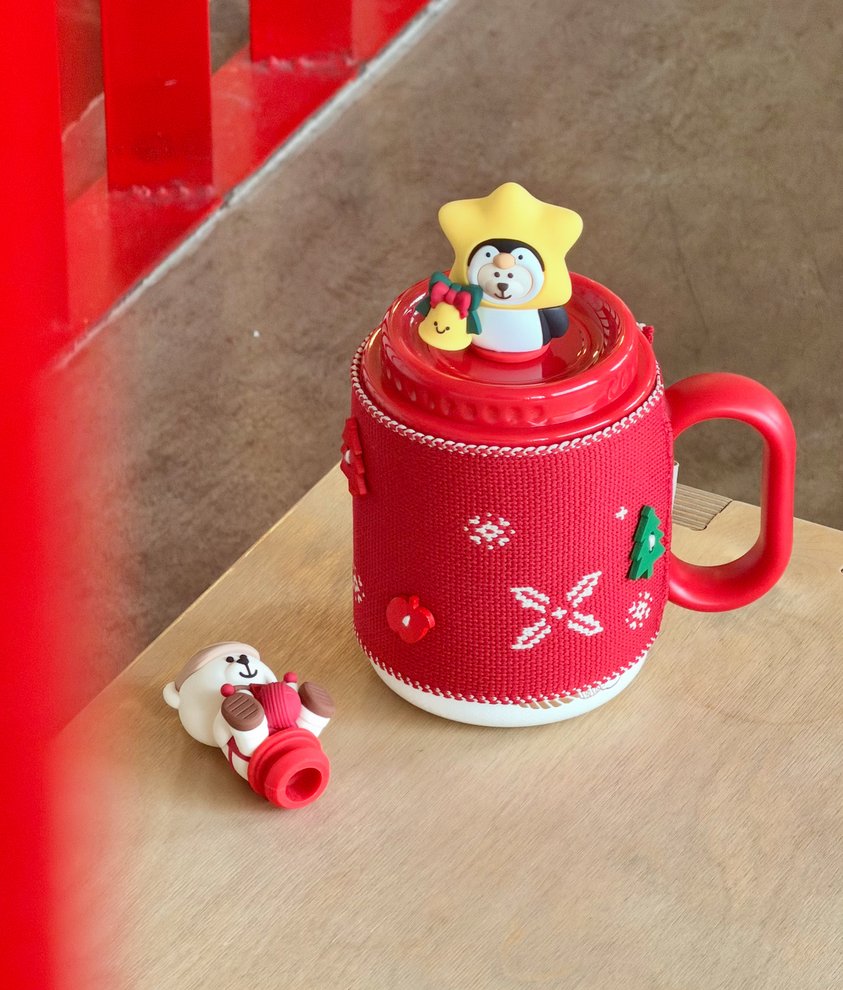 Starbucks China Christmas 2026 | Red Desktop Mug con Bear Topper