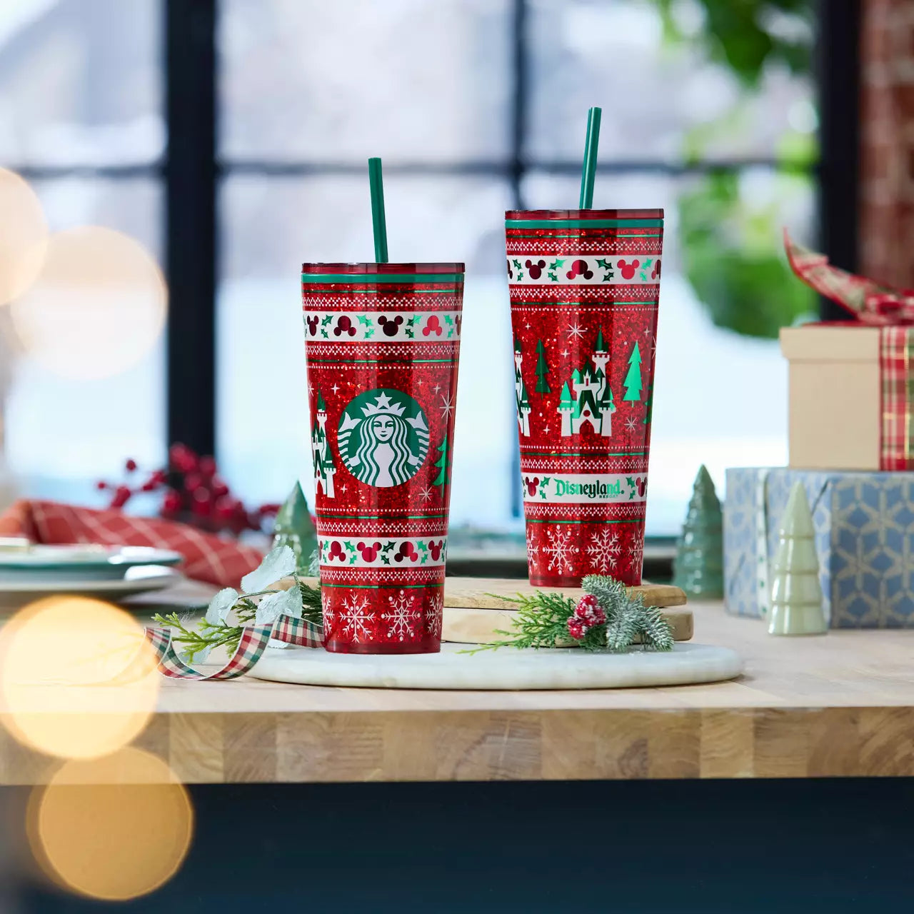 Vaso de viaje Starbucks® de 24 oz con popote, Disneyland Holiday Fair Isle