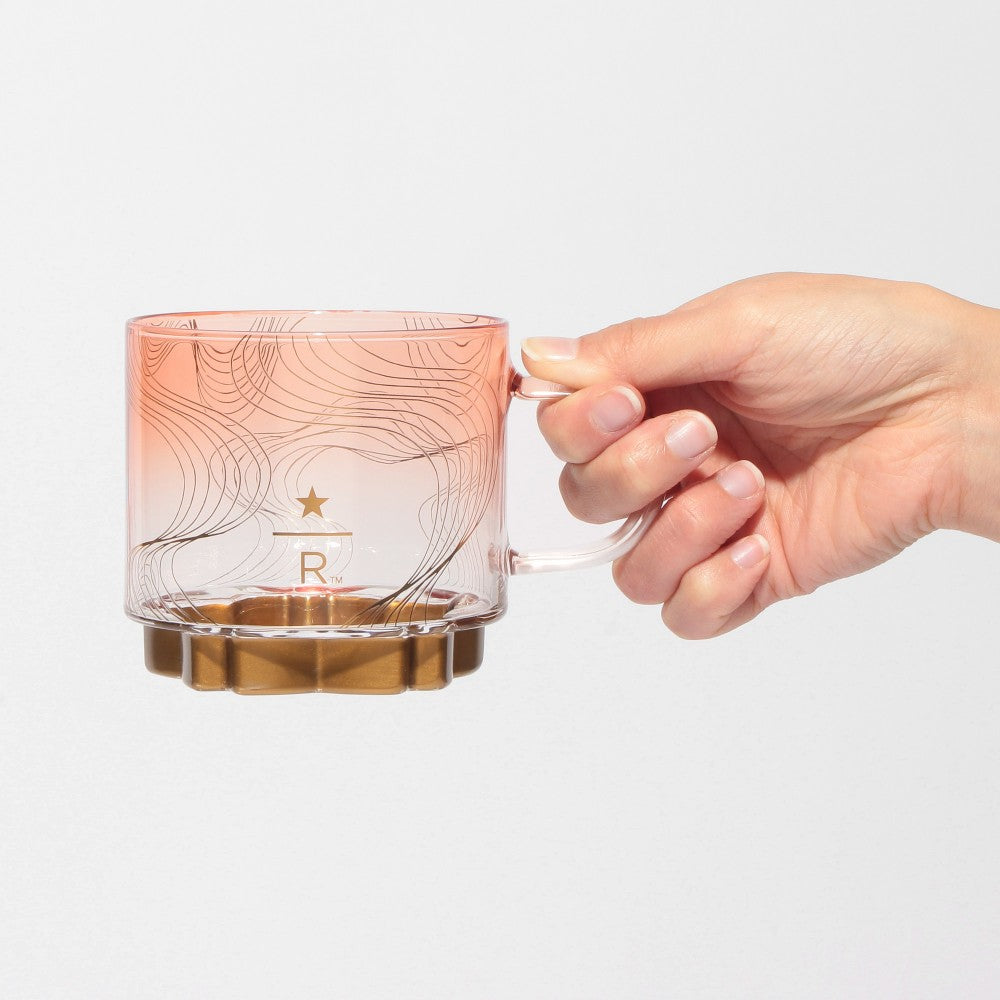 Taza de vidrio con asa y fondo dorado de Starbucks Reserve® Sakura 2025 de 355 ml