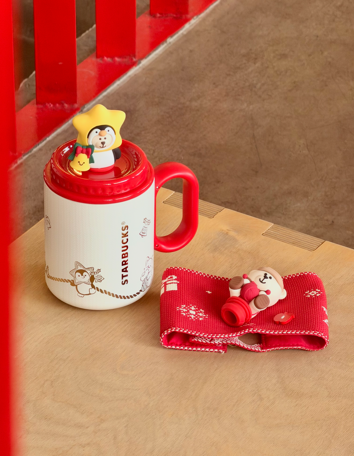 Starbucks China Christmas 2026 | Red Desktop Mug con Bear Topper