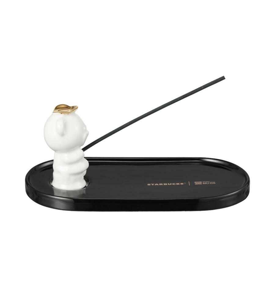 Plata con Figura Bearista Incensario A Room of Quiet Contemplation Figure Plate