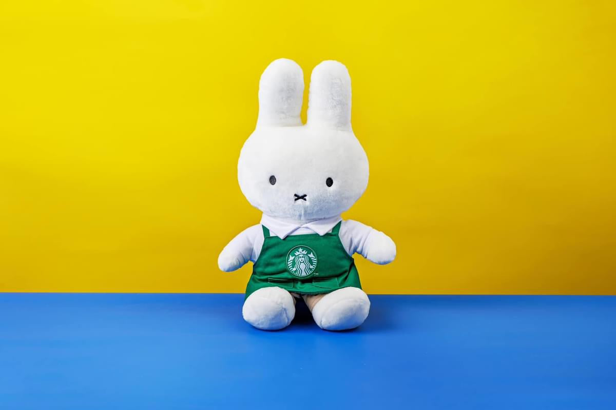 Peluche de Gran Tamaño de la Colaboración Starbucks y Miffy 2024