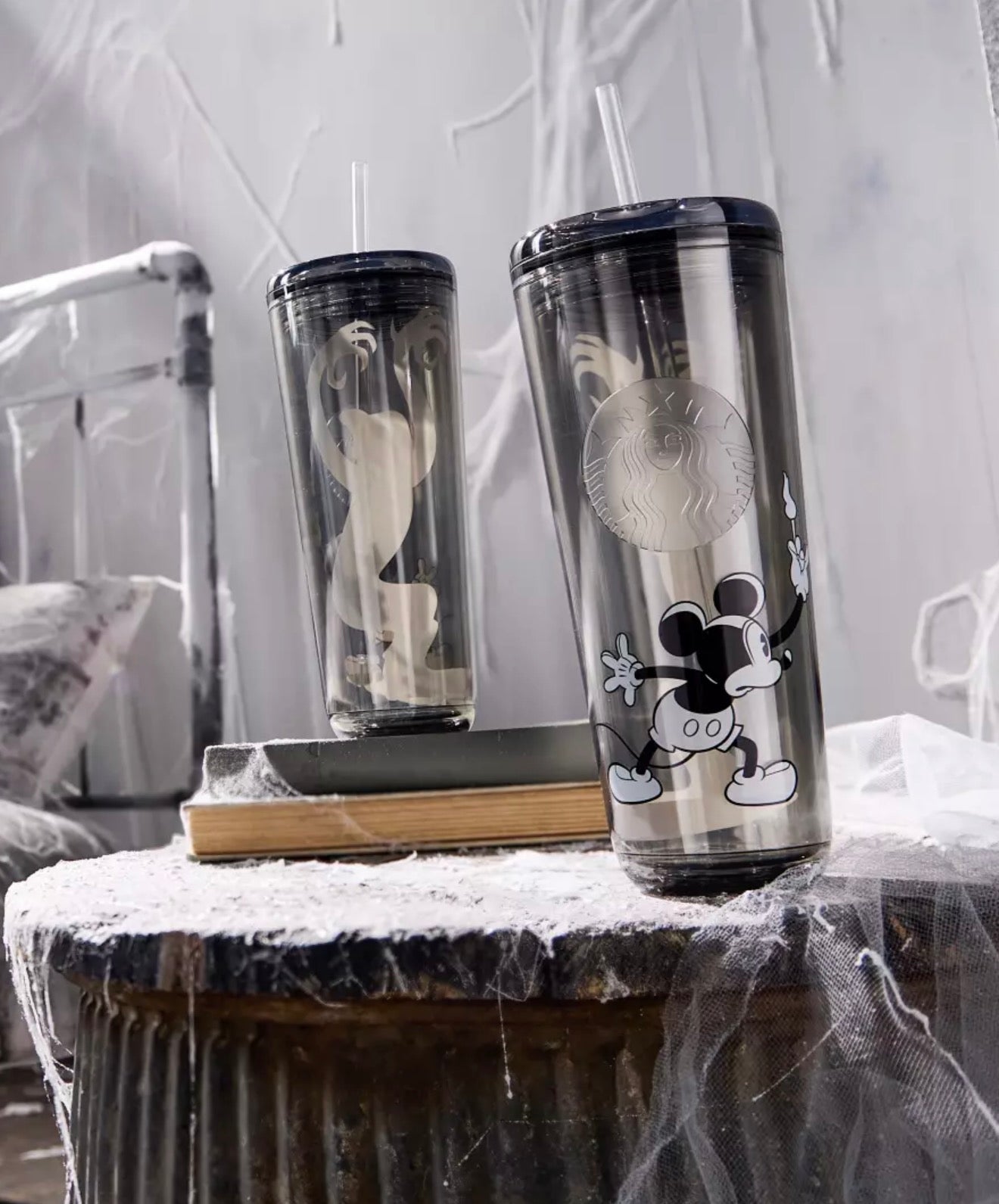 Venti tumbler Disney x Starbucks blanco y negro Mickey 2026
