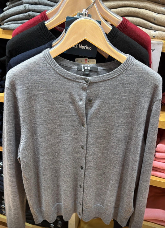 Suéter Uniqlo ligero con botenes Italia