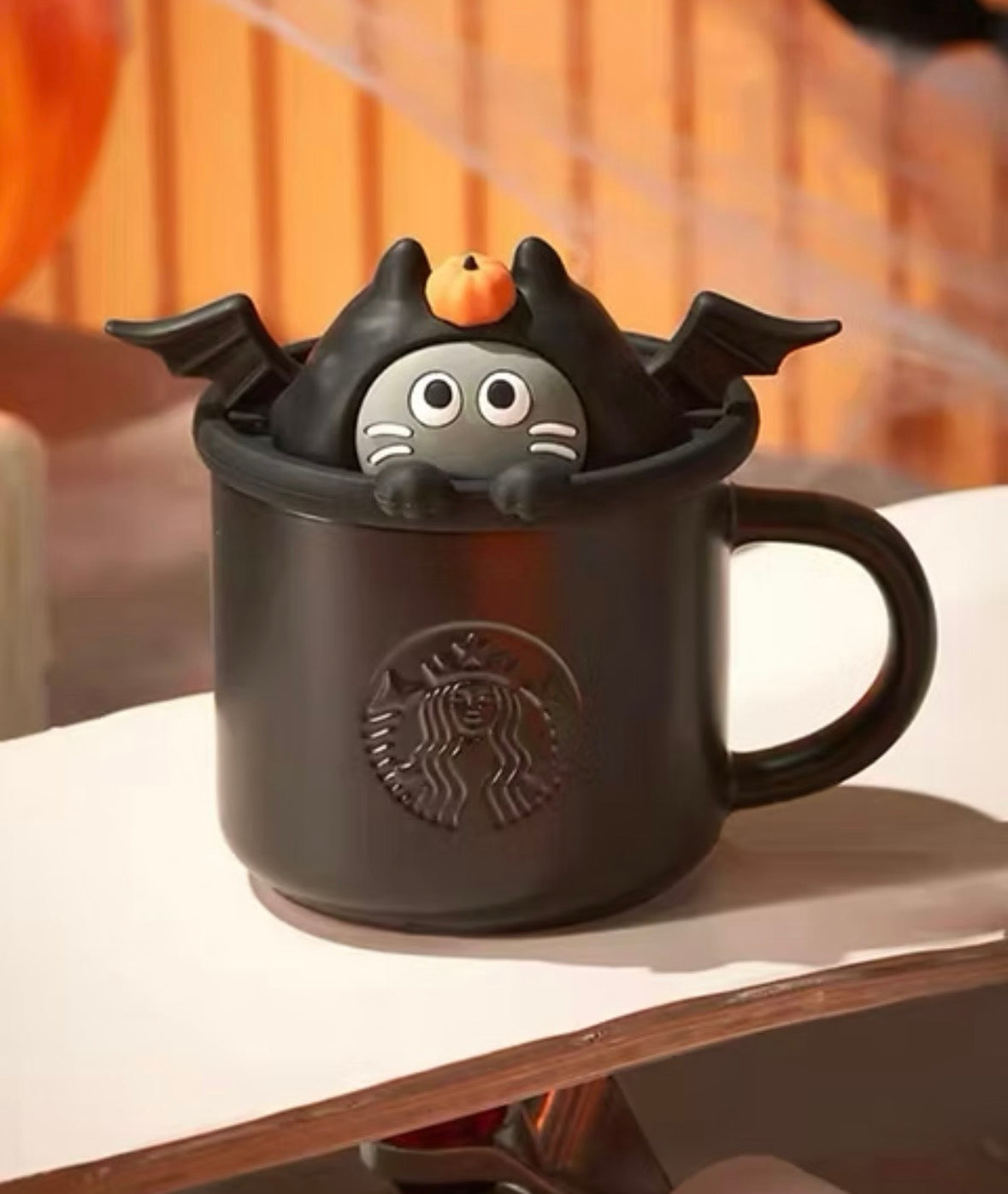 Halloween taza negra con murciélago