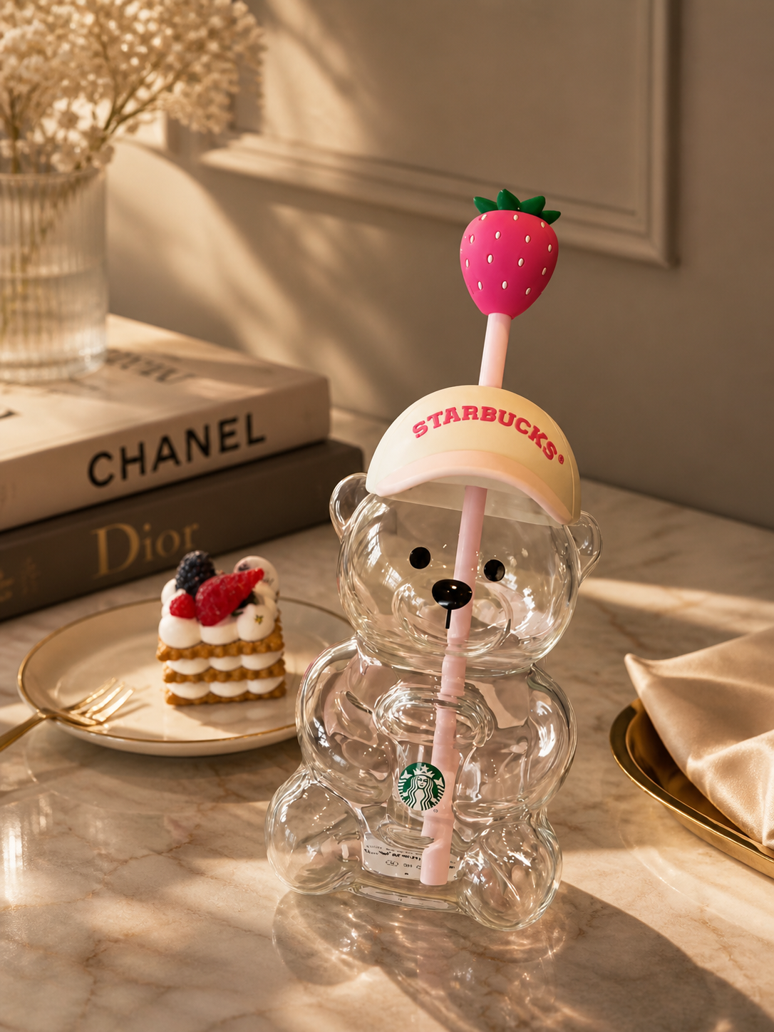 Bearista vidrio rosa con gorra de béisbol