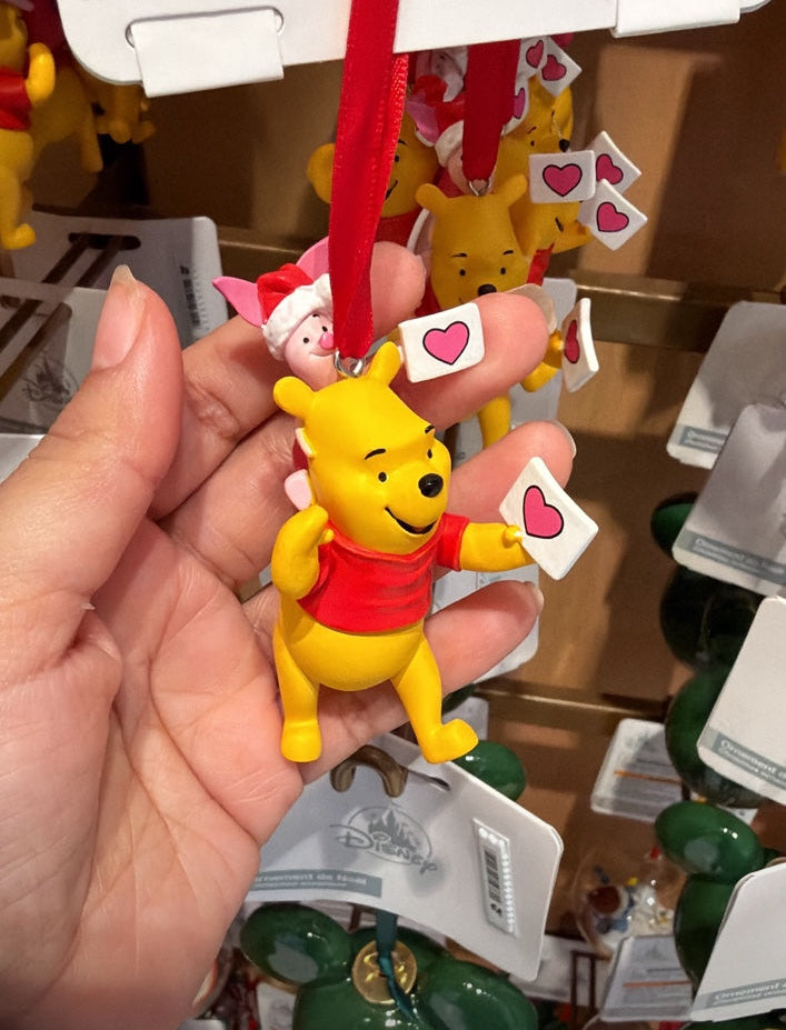 Adorno navideño de Winnie the Pooh con cartas de corazones