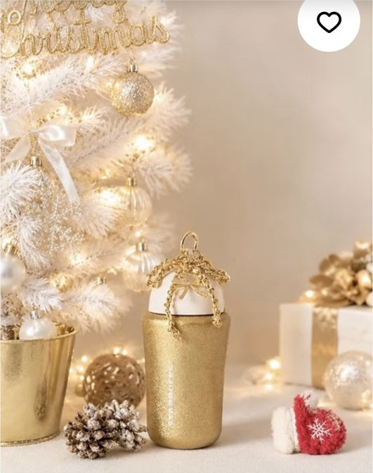 Starbucks China Christmas 2026 Golden Glitter Bell SS Cup, vaso metálico dorado con brillo y tapa blanca en forma de campana con cadena decorativa.